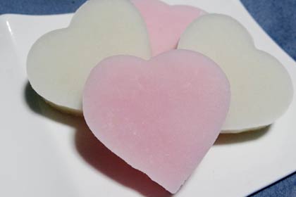 三条市・老舗菓子店「つるがや」の注目を集める「笑顔になれる杵つき越後『ハートもち』」