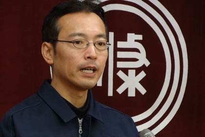 式典で訓示を述べる国定市長