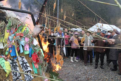 13日に道の駅国上のふれあいパーク久賀美で行われた久賀美塞の神