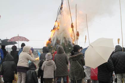  燕市粟生津地区で行われた親栄会主催に塞の神