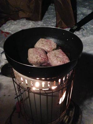 だるまストーブの上で焼いたハンバーグは絶品