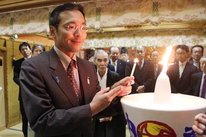 「三条市長」の和ろうそくに点火した国定市長