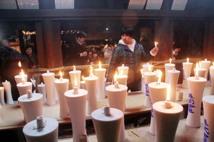 金山神社にも81本の和ろうそく並ぶ