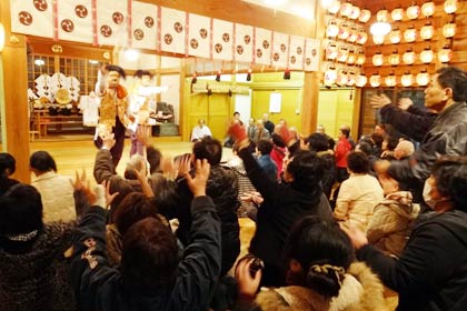 14日夜、神明宮で行われた神楽奉納神事のもちまき