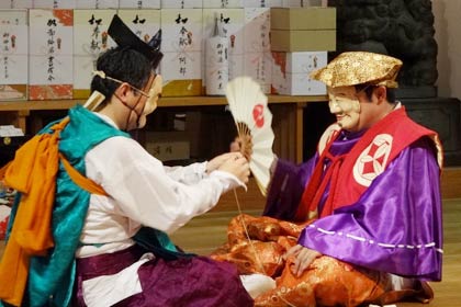 「福神遊の舞」の恵比寿と代行のこっけいなしぐさが笑いを誘う