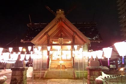 ちょうちんが下がった神明宮の境内