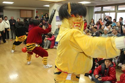 20日、保内の森で本成寺に鬼踊りを披露