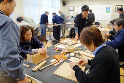 20日、三条鍛冶道場で開かれた伝統的工芸品「三条仏壇」の製作技法体験講座3回コースの1回目