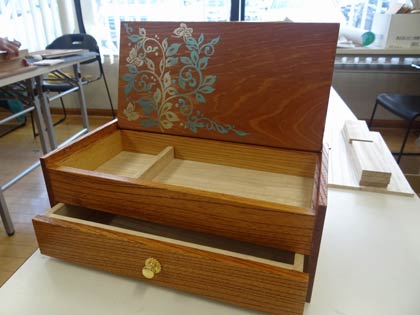 「三条仏壇」の製作技法体験講座で制作する小物入れの完成品