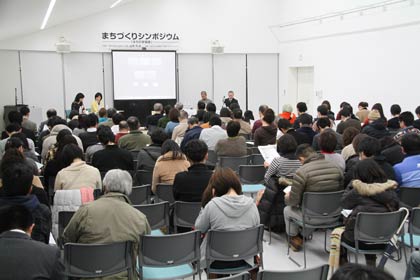 約100人が訪れた会場