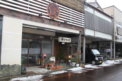 「海の恵みアサリとあごの出汁雑煮」を監修した左が渡金分店、右が与七鮮魚店