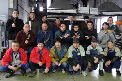 三条鍛冶道場で参加した会員14人と指導した三条鍛冶職人で記念写真
