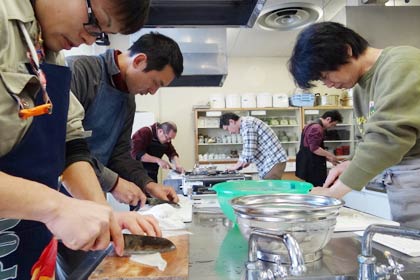 自分で作った包丁の試し切りを兼ねてイカの沖漬け作りに挑戦