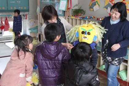 停電した三条市立須頃保育所、暖房がつかなくても防寒着を着て元気に鬼の面を作る5歳児