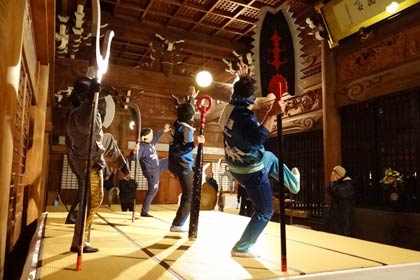 「節分」の2月3日の節分会に向けて三条市・法華宗総本山本成寺で鬼踊りを練習する本成寺鬼踊り奉賛会