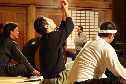 冷えた本堂で練習する会員の体から湯気が上がる