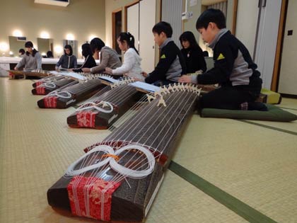 27日に加茂文化会館開かれる「新春ロビーコンサート～笛箏寿ぎの音～」に向けて練習する加茂邦楽こども教室の小中学生