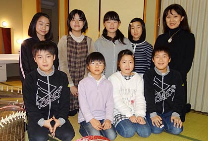 加茂邦楽こども教室の小中学生とNPO法人邦楽指導者ネットワーク21加茂支部筝曲理音会の高橋理香代表