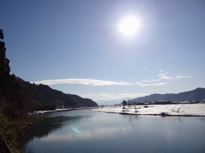 晴天の24日、三条市篭場地内の五十嵐川