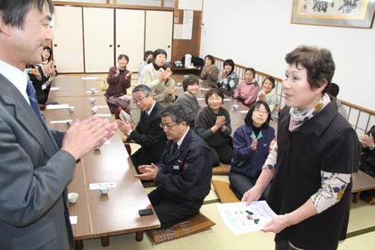 藤沢教育長から感謝状を受ける吉田野菜部会代表の横田さん
