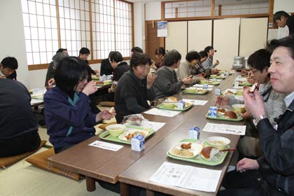感謝状を受けた吉田野菜部会と企業で学校給食を試食