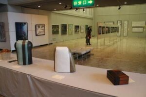 28日まで加茂文化会館で第27回新春美術展、昨年の県展や芸展、市展で活躍した地元作家68点を展示