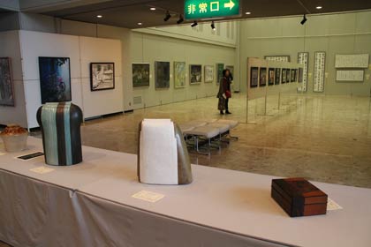  28日まで加茂文化会館で開かれている第27回新春美術展