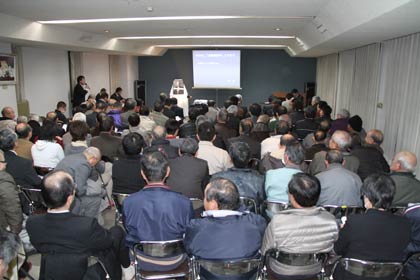120人で参加者でいっぱいになった会場
