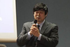 14日午後7時から燕市・粟生津体育文化センターで講演会「名誉市民 鈴木