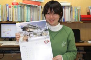 地域たすけあいネットワークの2013年のカレンダーを手に第1回のカレンダー委員だった山崎千代子さん