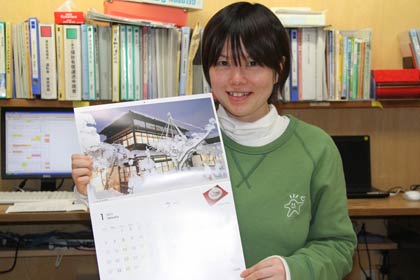 地域たすけあいネットワークの2013年のカレンダーを手に第1回のカレンダー委員だった山崎千代子さん