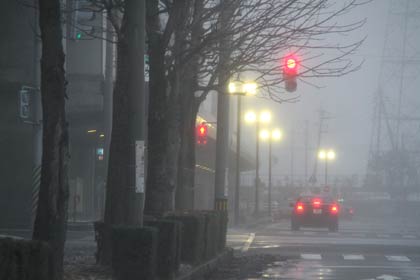吹雪で景色がかすむ25日夕方の燕三条駅の三条側