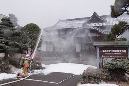  26日の「文化財防火デー」を前に25日、国登録有形文化財の三条市歴史民俗産業資料館で行われた防災訓練