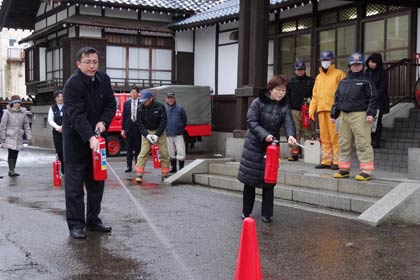 嵐渓荘の大竹社長も参加して水消火器訓練