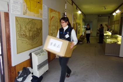 貴重品を持ち出す三条市歴史民俗産業資料館の職員