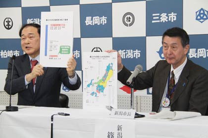 森長岡市長が用意したフリップで県内5市が受け入れる震災がれきの安全生や全国の数多くの自治体が震災がれきを受け入れていることを示す