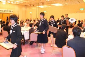 燕市体育協会の新年会で特別表彰を受けて退場する全中剣道大会3年連続5回目の優勝を飾った燕中女子剣道部