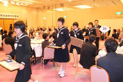 燕市体育協会の新年会で特別表彰を受けて退場する全中剣道大会3年連続5回目の優勝を飾った燕中女子剣道部