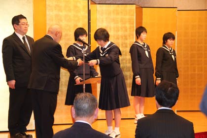 燕市体育協会の柴山会長から賞状を受け取る