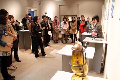 燕市産業史料館で開かれた長岡造形大学の学生とのコラボレーション企画展「燕×長岡造形大学×ものづくり展～未来に繋ぐものがたり～」最終日、27日開かれた学生による作品解説会