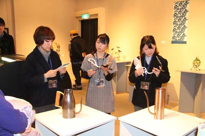 作品解説を行う学生