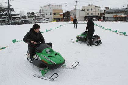 パルム1跡地ではスノーピークのバックアップでキッズスノーモービル体験