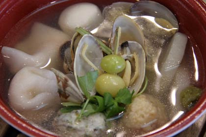 具だくさんで見るからにおいしそうな「海の恵みアサリとあごの出汁雑煮」