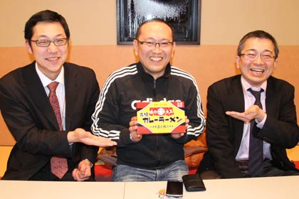 大観楼を訪れた左から星野さん、「味の大王」の高橋さん、新潟大学法学部の田村副学部長、高橋さんの手には「味の大王」が発売する「元祖カレーラーメン」の生ラーメン