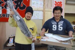 三条市の直売所「縄文野菜げんき村」で寺泊沖直送の鮮魚の販売を始めた(有)寺泊観光センター、左が長谷川営業部長