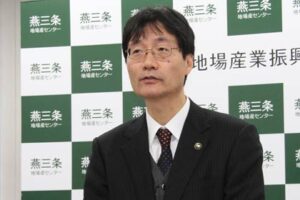 29日、会見する燕三条地場産業振興センター理事長の鈴木燕市長