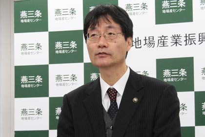  29日、会見する燕三条地場産業振興センター理事長の鈴木燕市長
