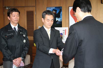 左から(株)ホクエツの坂井係長、浅野社長、そして鈴木市長