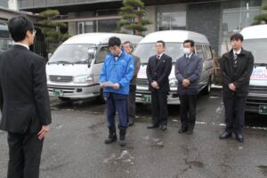 試験運行の予約受け付けを開始した燕市の予約制乗合ワゴン車「おでかけ きららん号」のお披露目式