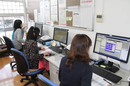 午前中は休みなく予約や問い合わせの電話が鳴った予約センター
